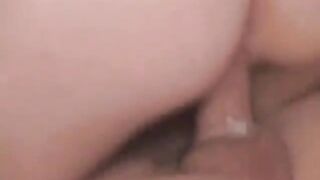 Elle mange le sperme qui ressort de la chatte -
