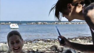 zwei madchen am Strand mit einem Vibrator reine nuttig