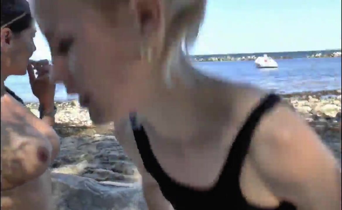 Zwei unersättliche Girls verwöhnen zwei Kerle am Strand Zwei unersättliche Girls verwöhnen zwei Kerle am Strand