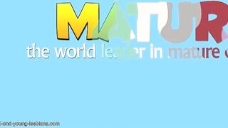 Dos maduras se follan a una joven mujer