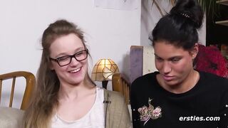 Ersties: Cataleya leckt Holly's enge Muschi