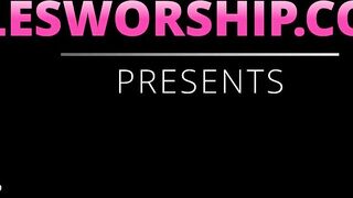 Kinky lesbians Ela Darling and Willow Hayes love to worship every inch