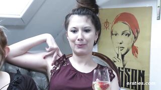 Ersties: Ina lutscht intensiv an Marias Zehen