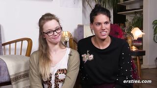 Ersties: Cataleya leckt Holly's enge Muschi