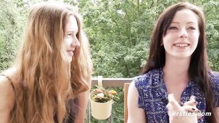 Ersties: Alba und Lisa lecken und fingern sich gegenseitig sinnlich im Sonnenschein