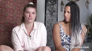 Ersties: Lena und Natascha lecken und fingern sich gegenseitig auf der Couch