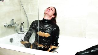 Super Heroes Sex Fight – Batgirl defeated & humiliated