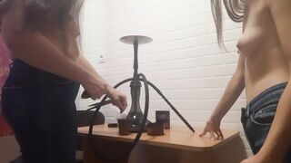 Секс с официанткой на моем рабочем месте кальянщицы в стриптиз баре - lesbian_illusion