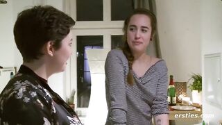Ersties: Die Mï¿½dels Effie und Birgit kochen gemeinsam und probieren sich dann ausgiebig