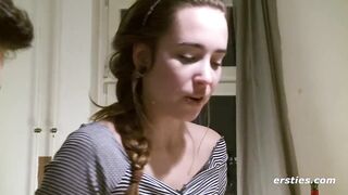 Ersties: Die Mï¿½dels Effie und Birgit kochen gemeinsam und probieren sich dann ausgiebig