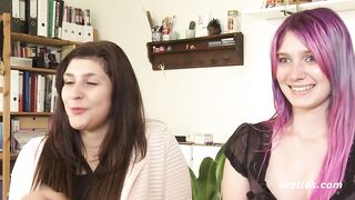 Ersties - Julie und Maria fingern sich gegenseitig ihre zarten und nackten Muschis