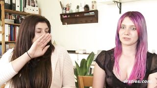 Ersties - Maria und Julie fingern sich gefühlvoll gegenseitig die rasierten Muschis