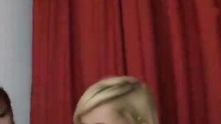 Solo las verdaderas amigas se llegan a dar besos en la boca