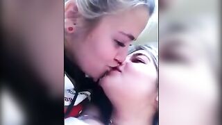 Girls Make Out