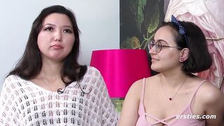 Ersties: Ameliya & Jasmina fingern und lecken sich gegenseitig nach Lust und Laune