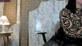 Sexy latina webcam model bellaxxx is having fun with her step-mom and big black dildos 2022-09-05 09 52
