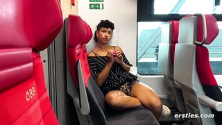 Ersties - Leidenschaftlicher Lesben-Sex auf der Zugtoilette