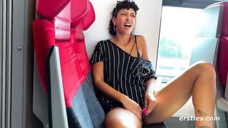 Ersties - Leidenschaftlicher Lesben-Sex auf der Zugtoilette