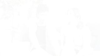 Ersties - Leidenschaftlicher Lesben-Sex auf der Zugtoilette