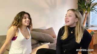 Ersties - Facesitting und heiße Finger-Action mit Kara und Zoe aus Berlin