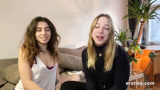 Ersties - Facesitting und heiße Finger-Action mit Kara und Zoe aus Berlin