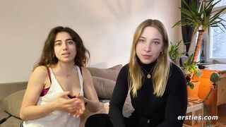 Ersties - Facesitting und heiße Finger-Action mit Kara und Zoe aus Berlin
