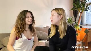 Ersties - Facesitting und heiße Finger-Action mit Kara und Zoe aus Berlin