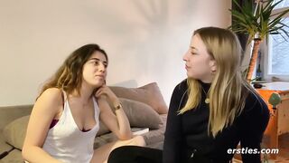 Ersties - Facesitting und heiße Finger-Action mit Kara und Zoe aus Berlin