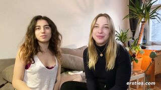 Ersties - Werbetexterin Kara wird intensiv von Zoe geleckt