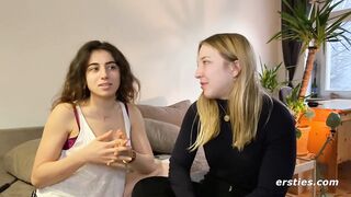 Ersties - Werbetexterin Kara wird intensiv von Zoe geleckt