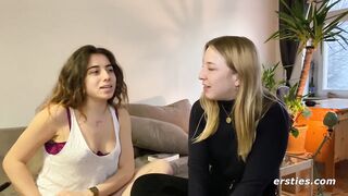 Ersties - Werbetexterin Kara wird intensiv von Zoe geleckt