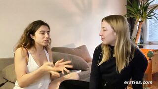 Ersties - Werbetexterin Kara wird intensiv von Zoe geleckt