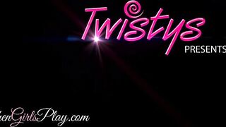 When Girls play - Kimmy and Riley hook up after the pool