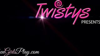 When Girls play - Sexy lesbians scissor