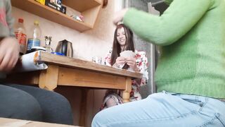 Игра в карты на раздевание с русскими пошлыми разговорами закончилась... - lesbian_illusion