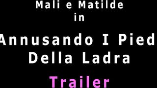 Padrona di casa annusa i piedi odorosi della ladra asiatica
