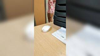 Milf Secrétaire Française aux gros seins baise sa formatrice au gros cul en public à son travail