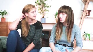 Ersties -Die Saarländerinnen Nicky F und Kate lecken und fingern sich gegenseitig