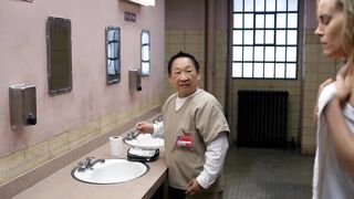 Taylor Schilling, Laura Prepon - Orange Is the New Black s03e02-06