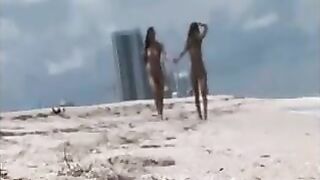 2 hot lesbians in the beach (squirt)