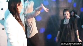 Wet party lesbians fingering quims