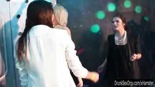 Wet party lesbians fingering quims