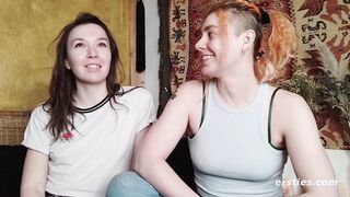 Ersties Zora und Innana bringen sich gegenseitig zum Squirten