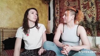 Ersties Zora und Innana bringen sich gegenseitig zum Squirten
