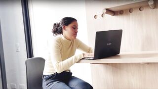 MI NOVIO ME REGALA UN LIBRICANTE VAGINAL Y LO UTILIZO CON MI AMIGA LA LESBIANA CACHONDA