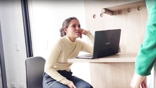 MI NOVIO ME REGALA UN LIBRICANTE VAGINAL Y LO UTILIZO CON MI AMIGA LA LESBIANA CACHONDA