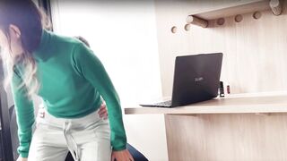 MI NOVIO ME REGALA UN LIBRICANTE VAGINAL Y LO UTILIZO CON MI AMIGA LA LESBIANA CACHONDA