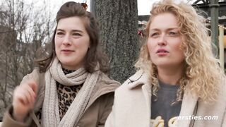 Ersties Amanita und Sally D beim lesbischen Date mit H hepunkt