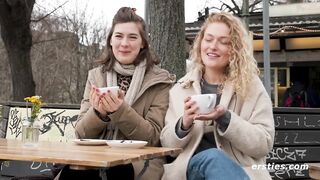 Ersties Amanita und Sally D beim lesbischen Date mit H hepunkt