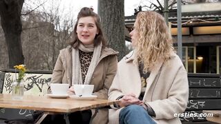 Ersties Amanita und Sally D beim lesbischen Date mit H hepunkt